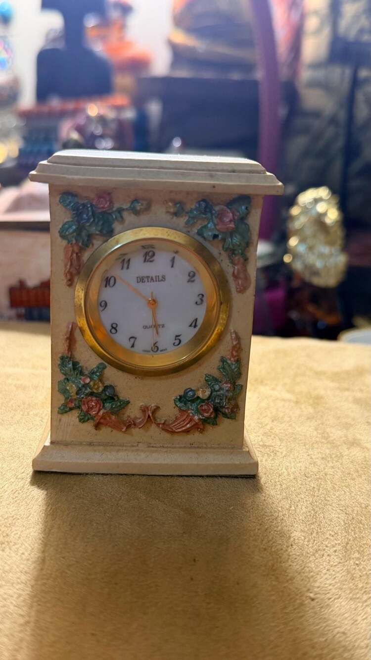 Vtg Details Quartz Miniature Floral Mantel Desk Clock